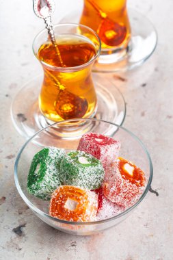 Türkçe zevkli lokum ve siyah çay parçaları.