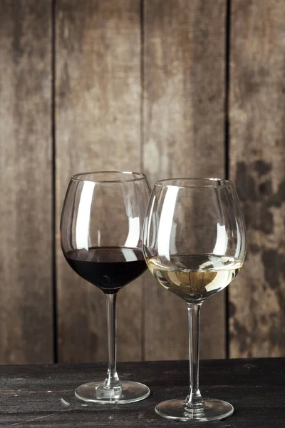 Szklanka wina na drewnianym stole — Zdjęcie stockowe