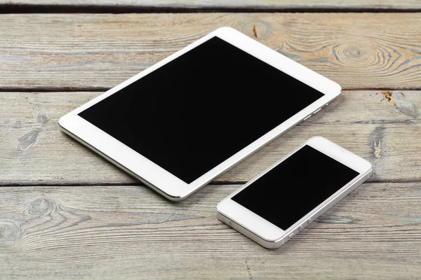 Digitale tablet en smartphone op tafel. creatieve foto. — Stockfoto