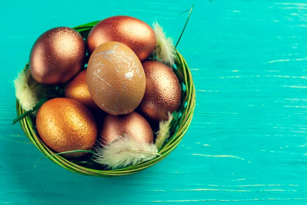 Gold Easter eggs on wooden background. creative photo. — Stock Photo, Image