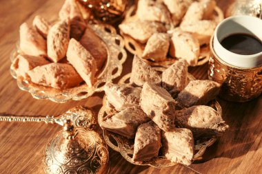 Tahta masadaki Türk tatlıları. Yaratıcı fotoğraf.