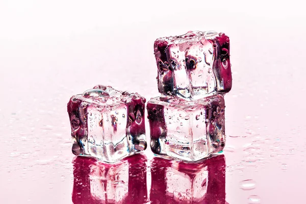 Cubos de hielo sobre fondo rosa. Foto creativa . —  Fotos de Stock