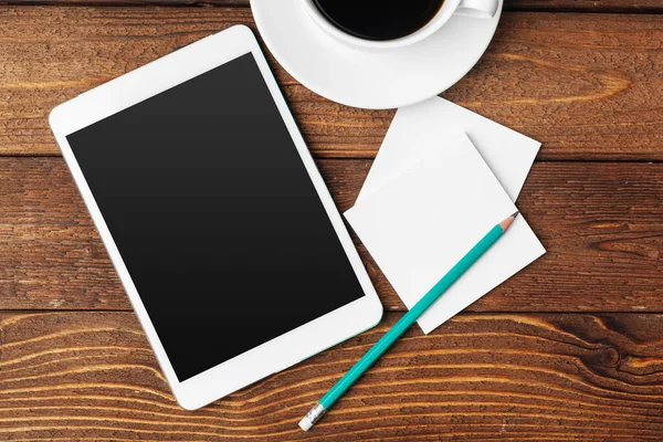 Tablet PC digital y taza de café en escritorio de madera. — Foto de Stock