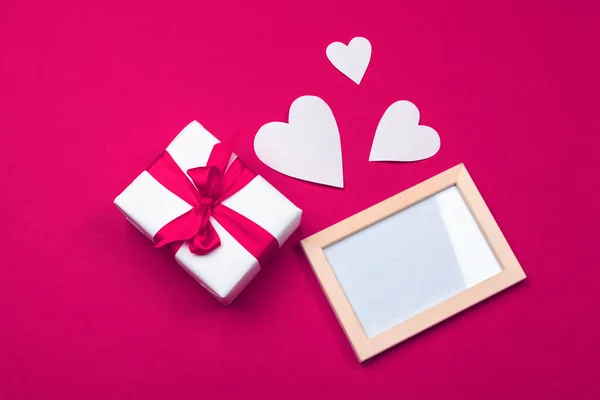 Tarjeta de felicitación de San Valentín. caja de regalo en la mesa roja. Vista superior con espacio de copia — Foto de Stock