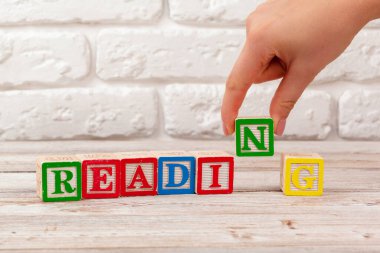 Tahta oyuncak blokları metin ile: okuma