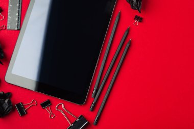 Ekran cihazına ve kırtasiyeye dokun. Yaratıcı fotoğraf.