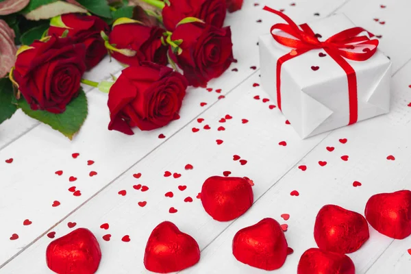 Día de San Valentín. Rosas rojas y caja de regalo en mesa de madera — Foto de Stock