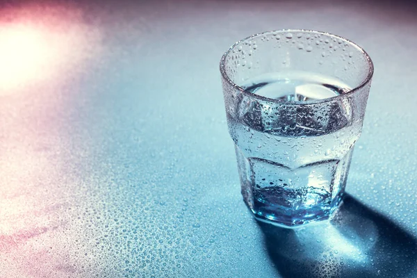 Un vaso de agua cerca. foto creativa . — Foto de Stock
