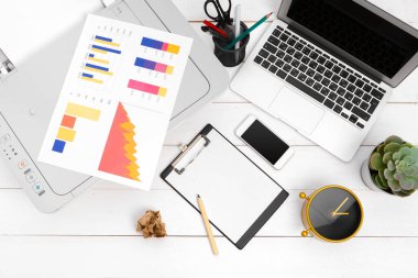 Yazıcı ve bilgisayar. Ofis masası. Üst Manzara. yaratıcı fotoğraf.