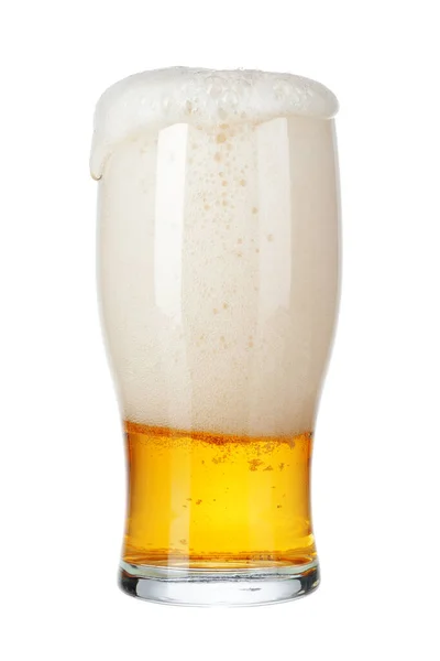 Singolo bicchiere di birra da vicino isolato su sfondo bianco — Foto Stock