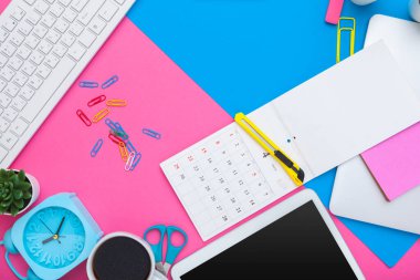 Çocuk odasının içindeki çalışma masasında. Öğrenci odasındaki rahat çalışma alanına yakın çekim