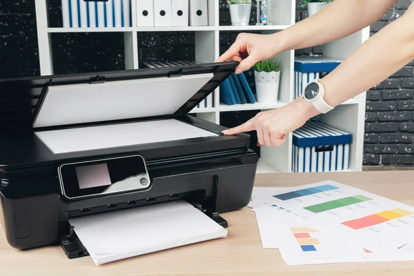 Woman making photocopy using copier in office — Stock Photo, Image