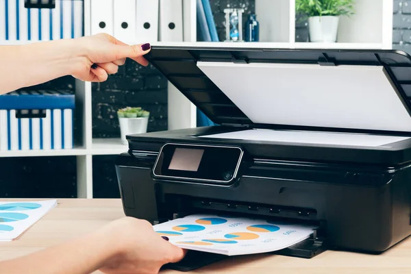 Vrouwelijke secretaresse maakt fotokopieën op xerox machine in het kantoor — Stockfoto