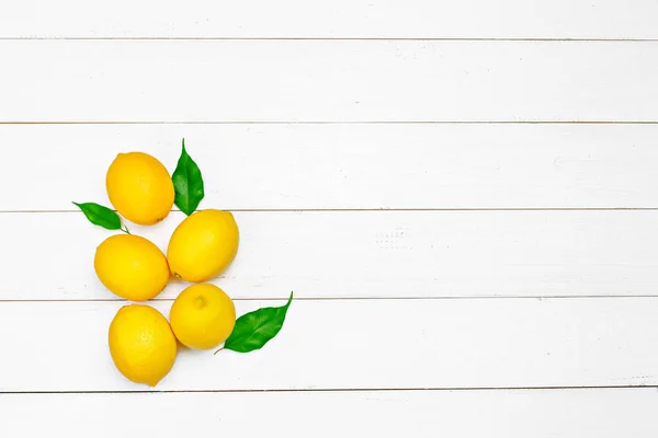 Limones frescos sobre mesa de madera. foto creativa . —  Fotos de Stock