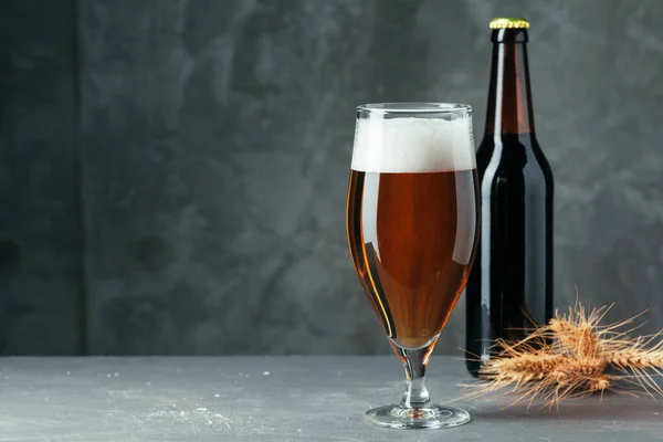 Único copo de cerveja perto no fundo de pedra escura — Fotografia de Stock