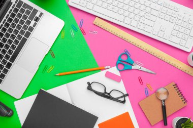 Yaratıcı asgari ofis masası. Model yap. yaratıcı fotoğraf.