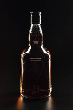 Bir şişe viski, rom ya da içki standı.