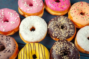 Ahşap arka planda jöleli çörekler. Yaratıcı fotoğraf.