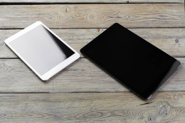 dijital tablet ve akıllı telefon masada.