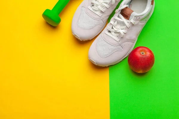 Fitness gym utrustning på färg bakgrund. kreativ bild. — Stockfoto