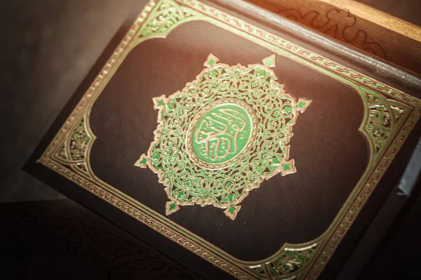 El libro sagrado del Corán en el estrado — Foto de Stock