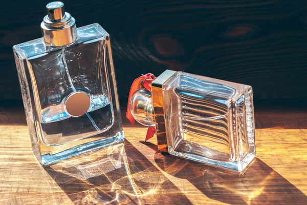 Parfüm palackok permetező egy fa háttér — Stock Fotó