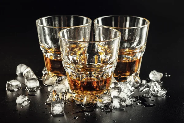Kırsal ahşap arka planda viski ve buz — Stok fotoğraf