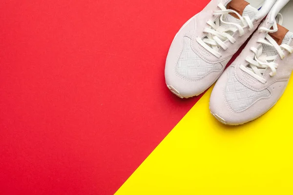 Paire de chaussures de sport sur fond coloré. Nouvelles baskets — Photo