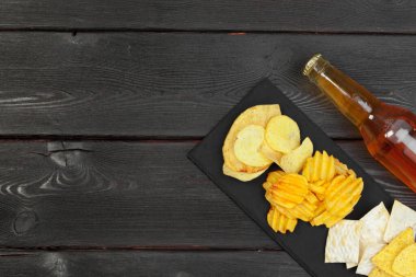 Bira ve aperatifler ahşap masada. Yaratıcı fotoğraf.