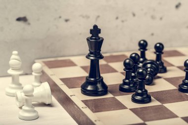 Tahtadaki satranç taşları bulanık odaklı. Yaratıcı Fotoğraf