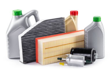 Araba filtreleri ve motor yağı beyaza izole edilmiş.