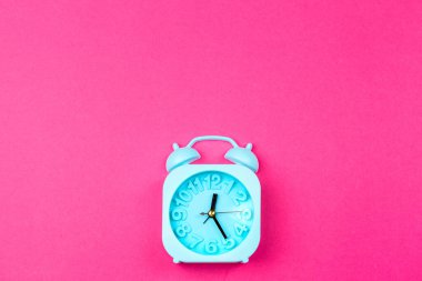 Renk arkaplanındaki alarm saati. Pastel minimalizmi. Boşluğu kopyala