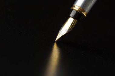 Siyah arkaplanda kırpma yolu olan dolma kalem