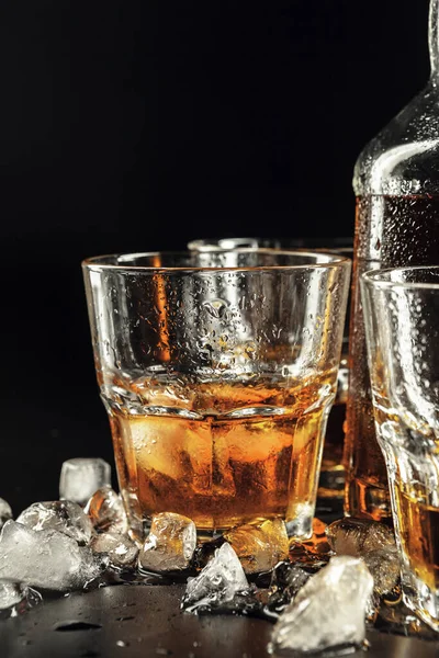 Zbliżenie szklanki z whiskey. kreatywne zdjęcie. — Zdjęcie stockowe