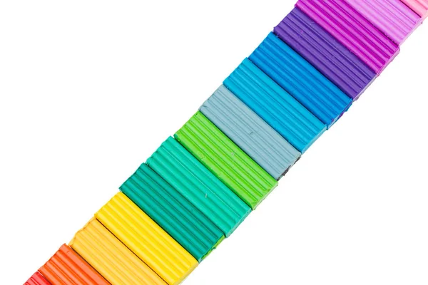 Bastões coloridos de plasticina isolados sobre fundo branco. Foto criativa — Fotografia de Stock