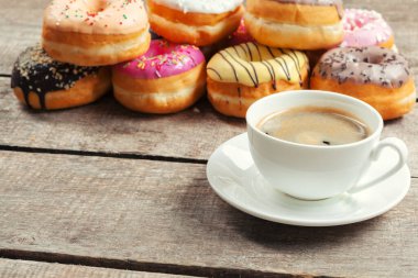 Ahşap arka planda jöleli çörekler. Yaratıcı fotoğraf.