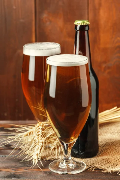 Cerveja de vidro no fundo de madeira. foto criativa . — Fotografia de Stock