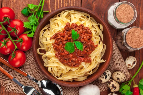 Pasta met vlees, tomatensaus en groenten op tafel — Stockfoto