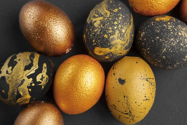Sfondo con uova di Pasqua dorate decorate. foto creativa . — Foto Stock