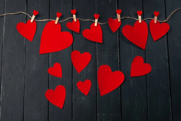 Valentines Day rood hart op oude hout. Feestdagen achtergrond. — Stockfoto