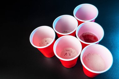 Oyun kupaları masada bira pong