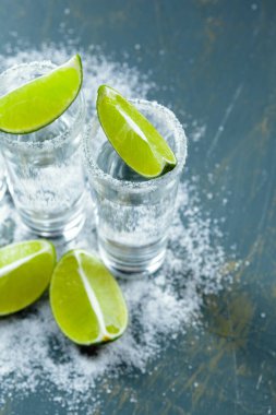 Kireç ve tuzlu kısa bardakta Meksika tekilası