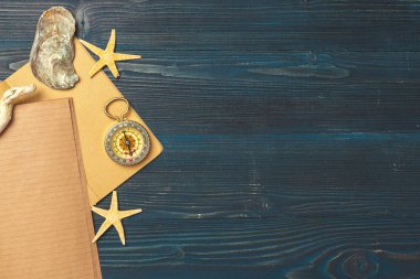 Tahta masada seyahat malzemeleri. Yaratıcı fotoğraf.