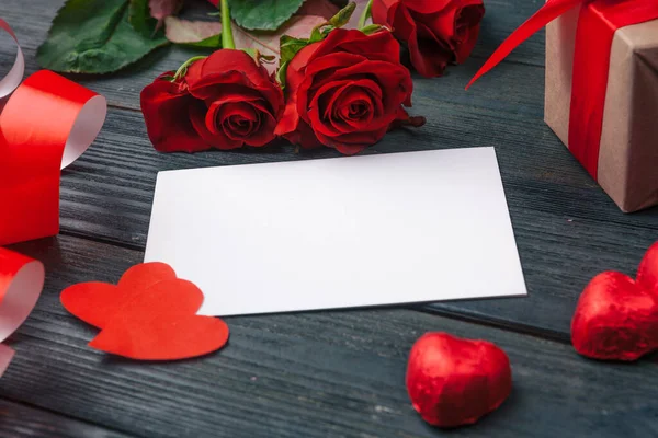 День святого Валентина. Свіжі червоні троянди і скринька з подарунками. — стокове фото