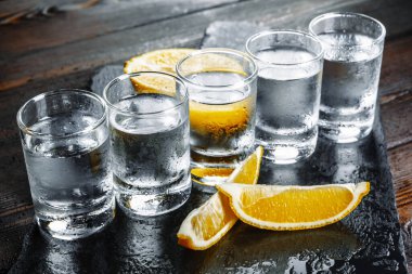 Kırsal arka planda shot bardaklı votka. Yaratıcı fotoğraf.