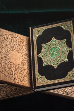 Müslümanların Kur'an-ı Kerim kutsal kitabı, masadaki tüm Müslümanların kamusal öğesi , natürmort