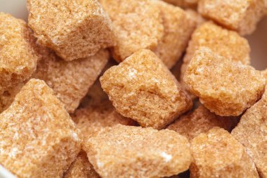 Kahverengi kamış şeker küpleri beyaz arkaplanda izole