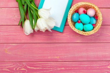 Paskalya arkaplanı laleler, yumurtalar. Kopyalama alanı olan üst görünüm