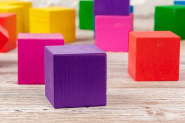 Oyuncak blokları yığın, çok renkli tuğlalar yığın