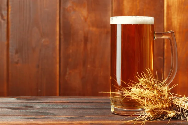 Cerveja de vidro no fundo de madeira. foto criativa . — Fotografia de Stock